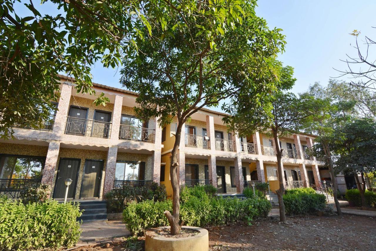 Oyo Midway Park Resort Atgaon Eksteriør billede